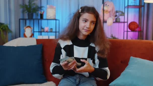 Vidám Gazdag Fiatal Lány Pazarlás Pénzt Dobálni Körül Több Borravalót — Stock videók