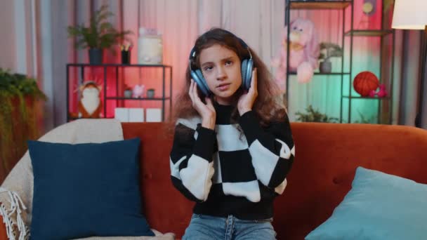 Kablosuz Kulaklıklı Neşeli Genç Kız Turuncu Koltukta Oturup Sevilen Disko — Stok video