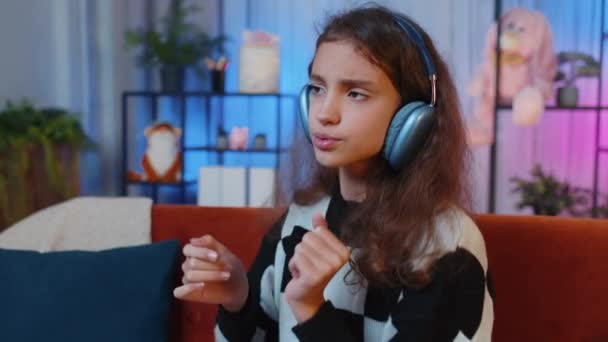 Happy Likte Tenåringsjenter Trådløse Hodetelefoner Som Slappet Sofaen Natten Valgte – stockvideo