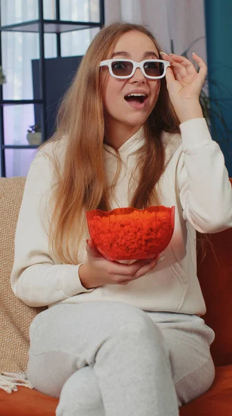 Podekscytowana Dziewczyna Siedzi Kanapie Jedząc Popcorn Oglądając Ciekawe Seryjnej Gry — Zdjęcie stockowe