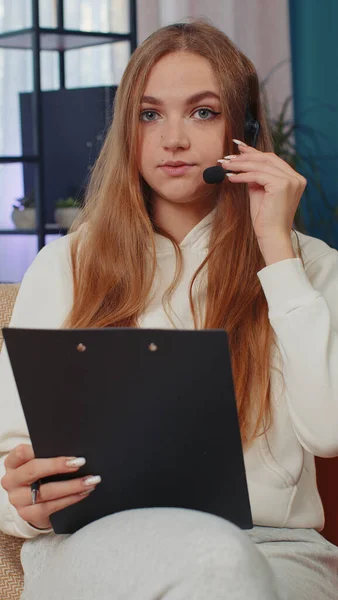 Tanácsadó Lány Visel Headset Szabadúszó Munkavállaló Call Center Vagy Támogató — Stock Fotó
