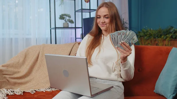 Plánování Rozpočtu Bohatá Šťastná Mladá Žena Počítající Peníze Hotovosti Používat — Stock fotografie