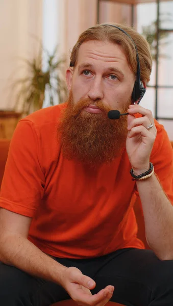 Pov Γενειοφόρου Άνδρα Φορώντας Ακουστικά Freelance Εργαζόμενος Τηλεφωνικό Κέντρο Υπηρεσία — Φωτογραφία Αρχείου