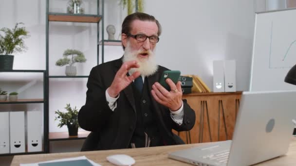Mein Gott Wow Glücklich Erstaunt Senior Geschäftsmann Anzug Arbeitet Auf — Stockvideo