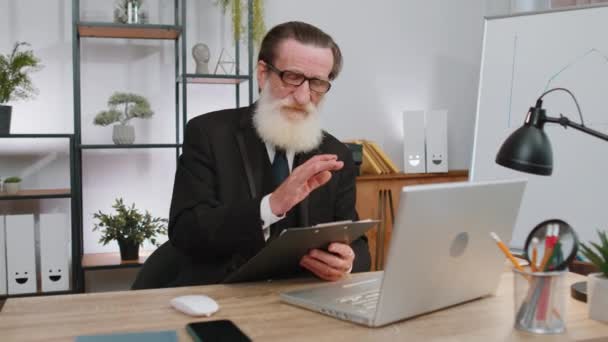 Старший Бизнесмен Работающий Ноутбуком Домашнем Офисе Разговаривает Видеосвязи Сотрудником Боссом — стоковое видео