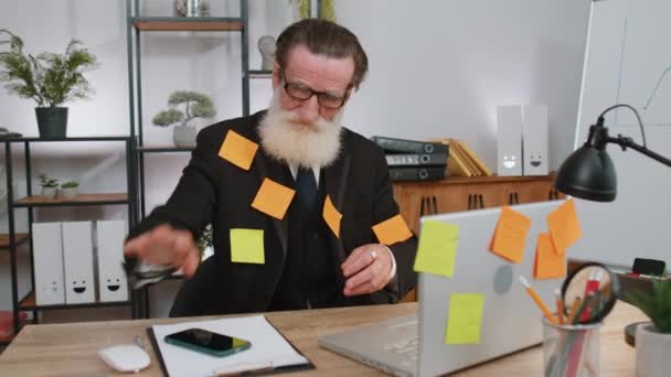 Втомився Виснажений Старший Бізнесмен Який Працює Ноутбуці Офісі Багатьма Наклейками — стокове відео