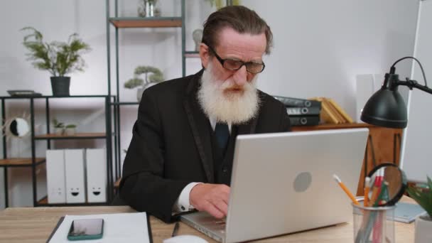 Älterer Geschäftsmann Der Laptop Arbeitet Schüttelt Den Finger Und Sagt — Stockvideo