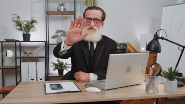 Sluta Senior Affärsman Som Arbetar Laptop Varning Finish Förbjuden Åtkomst — Stockvideo