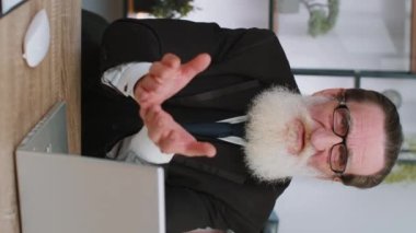 Çatışma, tartışma, pazarlık. Öfkeli üst düzey işadamı iş yerindeki meslektaşıyla sohbet ediyor. Kızgın serbest çalışan çılgın büyükbaba konuşuyor, içeride kameraya bakıyor.