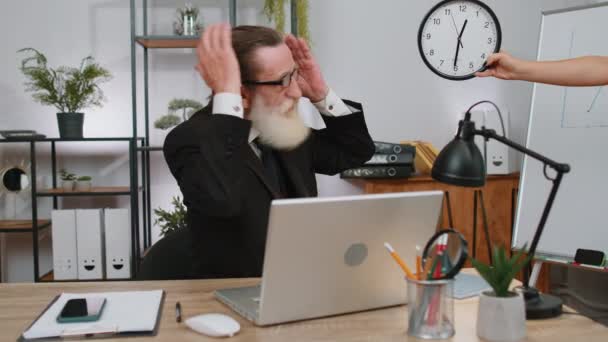 Senior Starý Podnikatel Programátor Software Vývojář Pracuje Notebooku Kanceláři Úzkostí — Stock video