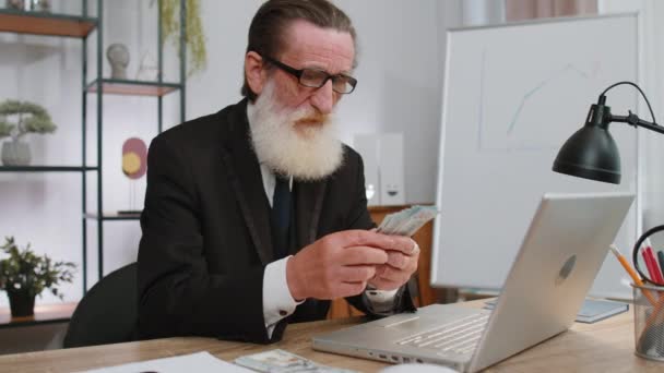 Богатый Старший Бизнесмен Работающий Ноутбуке Подсчитывает Денежные Средства Рассчитывает Прибыль — стоковое видео