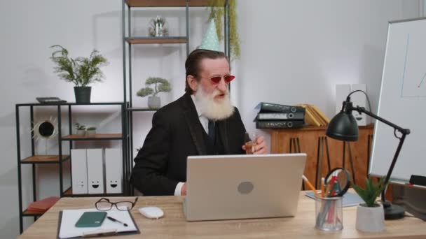 Starszy Biznesmen Nosi Okulary Przeciwsłoneczne Świąteczną Czapkę Pije Szampana Miejscu — Wideo stockowe