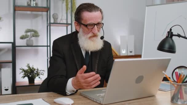 Senior Zakenman Die Werkt Laptop Het Dragen Van Headset Freelance — Stockvideo