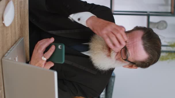 Senior Forretningsmand Bruger Smartphone Skrive Browsing Mister Bliver Overrasket Pludselige – Stock-video
