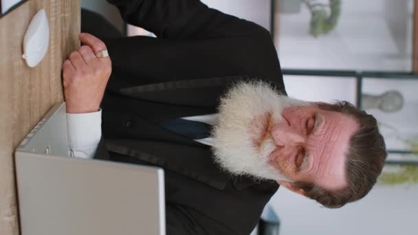 Втомився Хворий Старший Бізнесмен Який Страждає Від Головного Болю Проблеми — стокове відео