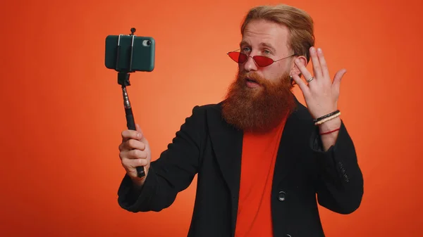 Rudowłosy Bloger Człowiek Brodaty Influencer Robi Selfie Smartfonie Selfie Kij — Zdjęcie stockowe