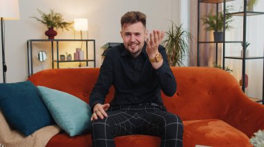 - Ne? - Neden? Genç sakallı adam öfkeli bir ifadeyle el kaldırıyor, başarısızlık nedenini soruyor, evdeki sorunlardan kuşkulandığını gösteriyor. Kanepede oturan iş adamı.