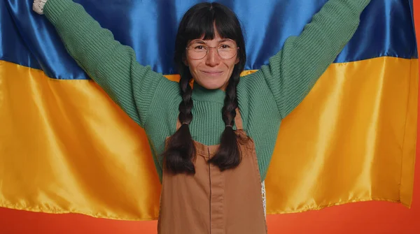 Молода Жінка Ботан Тримає Національний Прапор України Надії Успіх Посміхаючись — стокове фото