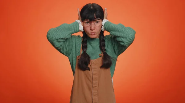 Quiero Oír Escuchar Frustrada Molesta Irritada Joven Empollona Cubriendo Oídos — Foto de Stock