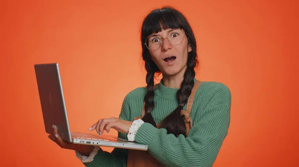 Opgewonden Vrolijke Toeristische Vrouw Typen Laptop Computer Werken Aan Project — Stockfoto