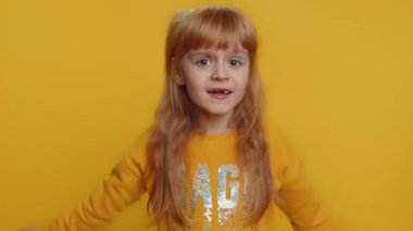 Genç kız çocuk öfkeli bir ifadeyle el kaldırıyor, neden başarısız olduğunu soruyor, sorunlardan kuşkulandığını gösteriyor. Sarı arka planda küçük çocuklar