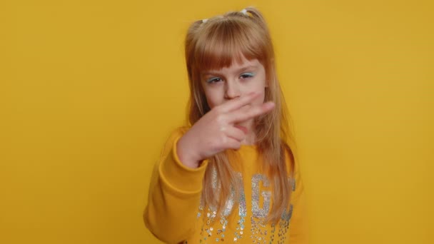 Surveille Jeune Fille Préadolescente Enfant Pointant Vers Ses Yeux Caméra — Video