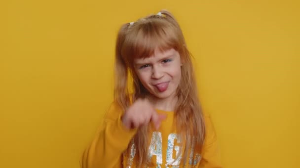 Çocukluk Çağındaki Küçük Kız Çocuk Şakacı Aptal Yüz Ifadeleri Takınıyor — Stok video