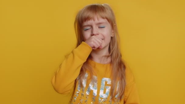 不健康的未成年少女用手捂住嘴咳嗽 感到恶心 过敏或病毒感染症状 在黄色背景下被隔离的幼儿 — 图库视频影像