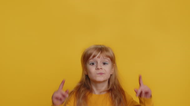 Felice Bambina Mostrando Pollici Verso Alto Che Indica Luogo Vuoto — Video Stock