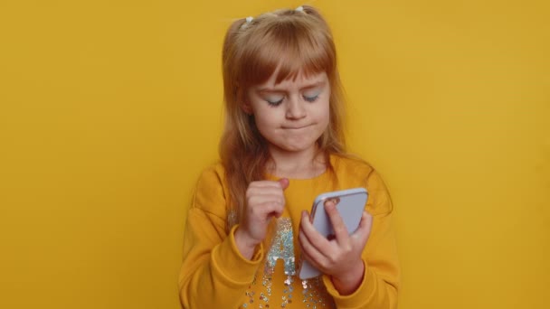 Jovem Menina Escola Infantil Suéter Usar Smartphone Digitação Navegação Perde — Vídeo de Stock