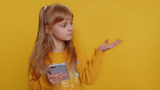 Unga Preteen Barn Flicka Unge Med Hjälp Smartphone Skriva Nya — Stockvideo
