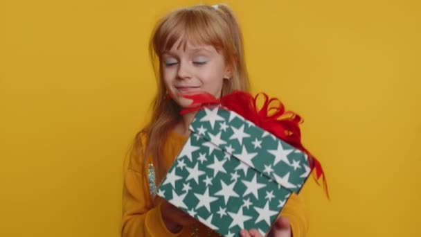 Прекрасная Улыбающаяся Девочка Подросток Преподносящая Подарочную Коробку День Рождения Протягивает — стоковое видео