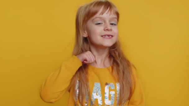 怒っている若い未就学児の女の子の子供は 喉を切るジェスチャーを示す指でナイフを模倣します 積極的な小さな幼児子供ショー警告サインカット手首孤立で黄色の背景 — ストック動画