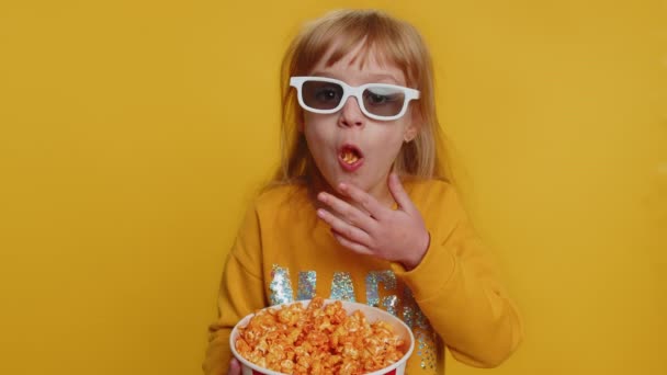 Opgewonden Jong Kleuter Schoolmeisje Bril Eten Popcorn Kijken Naar Interessante — Stockvideo