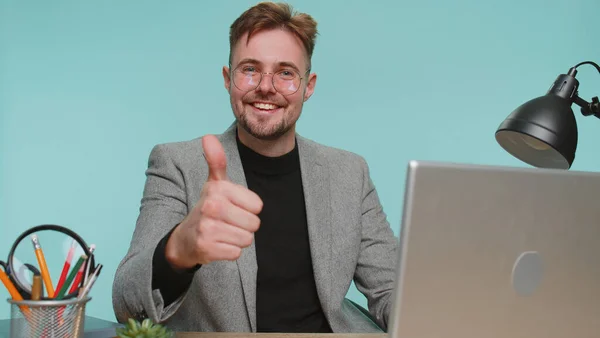 Zoals Gelukkig Bebaarde Zakenman Zit Aan Het Bureau Steekt Duimen — Stockfoto