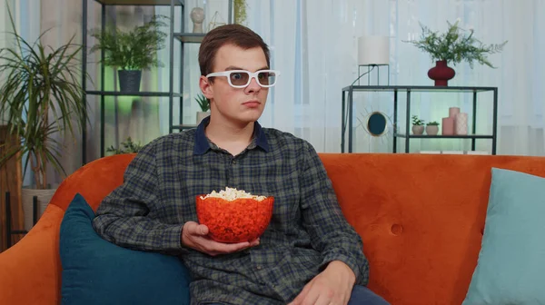 興奮した大人の男性はソファの上に座ってポップコーンを食べ 自宅でオンライン面白いテレビシリーズ スポーツゲーム オンラインソーシャルメディア映画コンテンツを見ています 国内エンターテイメントを楽しむ若い男 — ストック写真