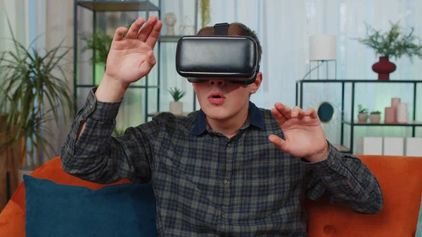 Joven Usa Gafas Realidad Virtual Casa Disfrutando Del Concepto Video —  Fotos de Stock