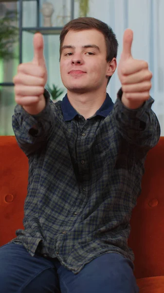 Типа Счастливый Подросток Одобрительно Смотрящий Камеру Показывающий Большие Пальцы Вверх — стоковое фото