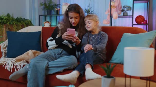 Los Mensajes Texto Para Niños Adolescentes Hermanitas Comparten Contenido Aplicaciones — Vídeos de Stock