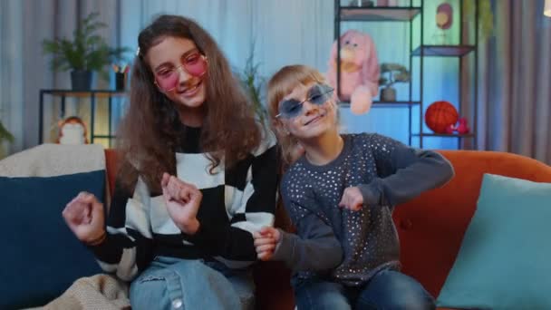 Tonårssystrar Barn Barn Barn Inspelning Blogg Kreativa Trendiga Dans Utmaning — Stockvideo