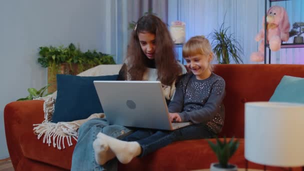 Щасливі Підлітки Маленькі Сестри Діти Які Грають Ноутбуці Піднімають Руки — стокове відео