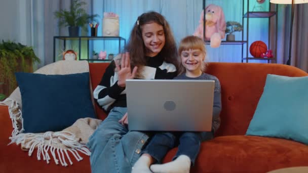 Teenager Und Kleine Schwestern Benutzen Laptop Führen Videokonferenzen Mit Webcam — Stockvideo