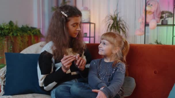 Teenagerkind Und Kleines Schwesterkind Plaudern Unterstützen Gesprächsberatung Gemeinsam Geschwister Kinder — Stockvideo