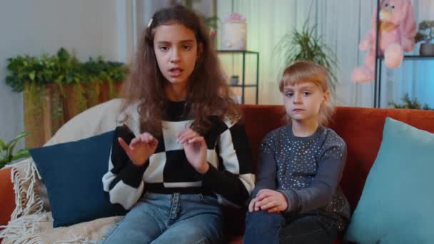Kind Kleine Zusje Meisjes Zeggen Geen Handpalm Gevouwen Gekruiste Handen — Stockvideo