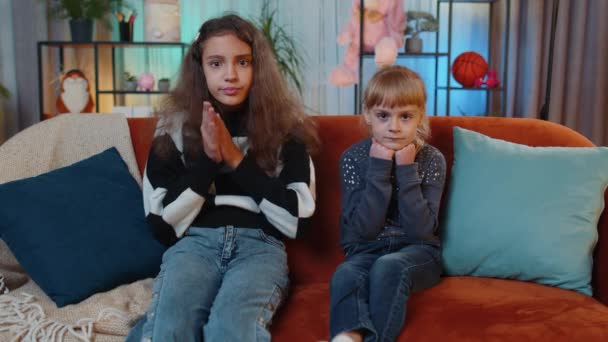 Nastoletnie Dziecko Małe Siostrzyczki Krzyczą Świętując Triumf Sukcesu Wygraną Osiągnięcie — Wideo stockowe
