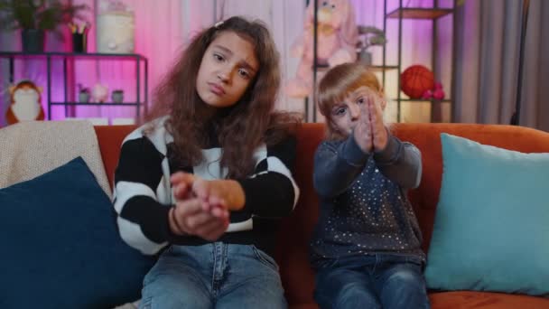 Barn Lillasyster Barn Flickor Uppriktigt Med Vikta Armar Titta Uppåt — Stockvideo