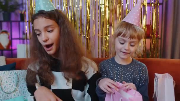 Boldog Tinédzser Gyereket Kislánytestvért Akik Sok Ajándékkal Ünneplik Szülinapi Partit — Stock videók