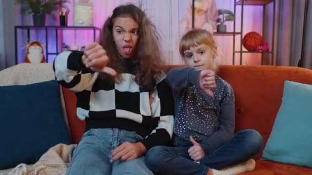 Nem Tetszik Zaklatott Tinédzser Gyerek Kishúga Akik Hüvelykujjukat Lefelé Mutatva — Stock videók
