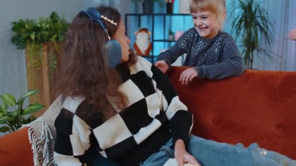 Kleines Mädchen Das Sein Verängstigtes Schwesterkind Erschreckt Während Sich Entspannt — Stockvideo