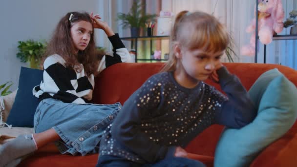 Tonårsbarn Lillasyster Småflickor Ignorerar Varandra Efter Gräl Gräl Konflikt Problem — Stockvideo